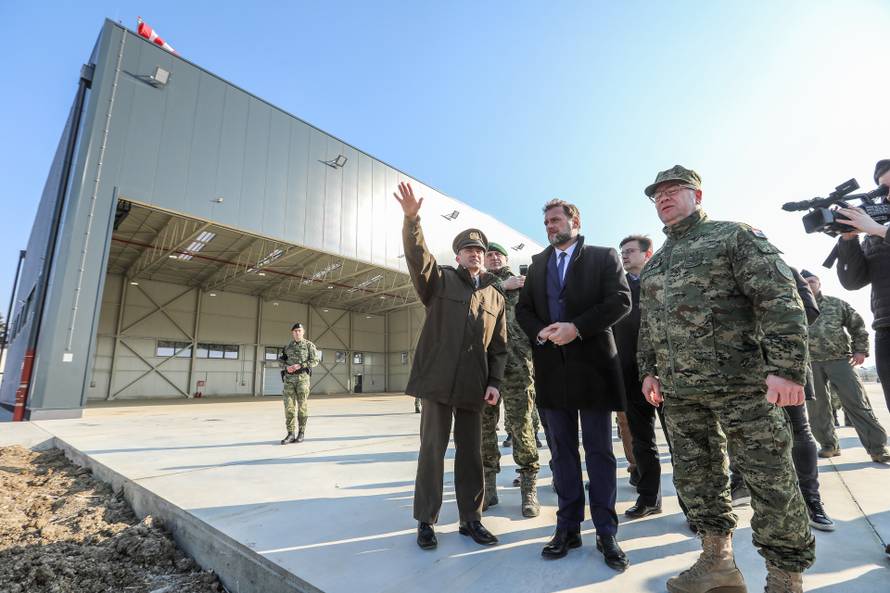Zagreb: Ministar Banožić u Lučkom obišao radove na hangarima za helikoptere Blackhawk
