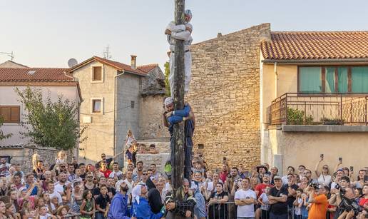 FOTO Urnebesna fešta od puži u Galižani - Posjetitelji se penjali na sluzavi stup i utrkivali se