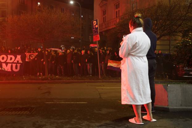 Zagreb: Djevojka u ogrtaču izašla je ispred hotela kako bi snimila bakljadu Bad Blue Boysa 