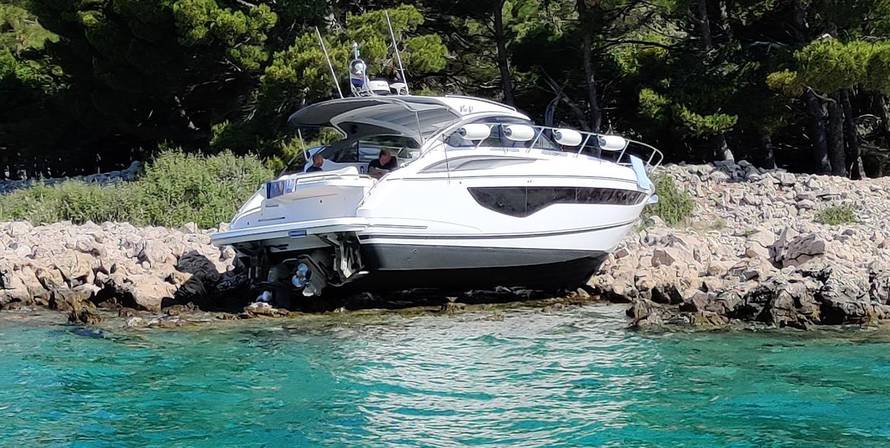 FOTO Vlasnik nasukane jahte na Krku je slovenski poduzetnik osuđen na dvije godine zatvora