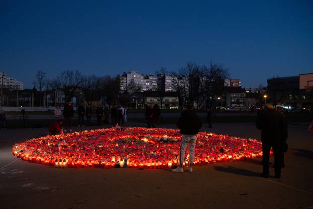 Zagreb: Građani i dalje obilaze osnovnu školu kako bi upalili svijeće na školskom igralištu