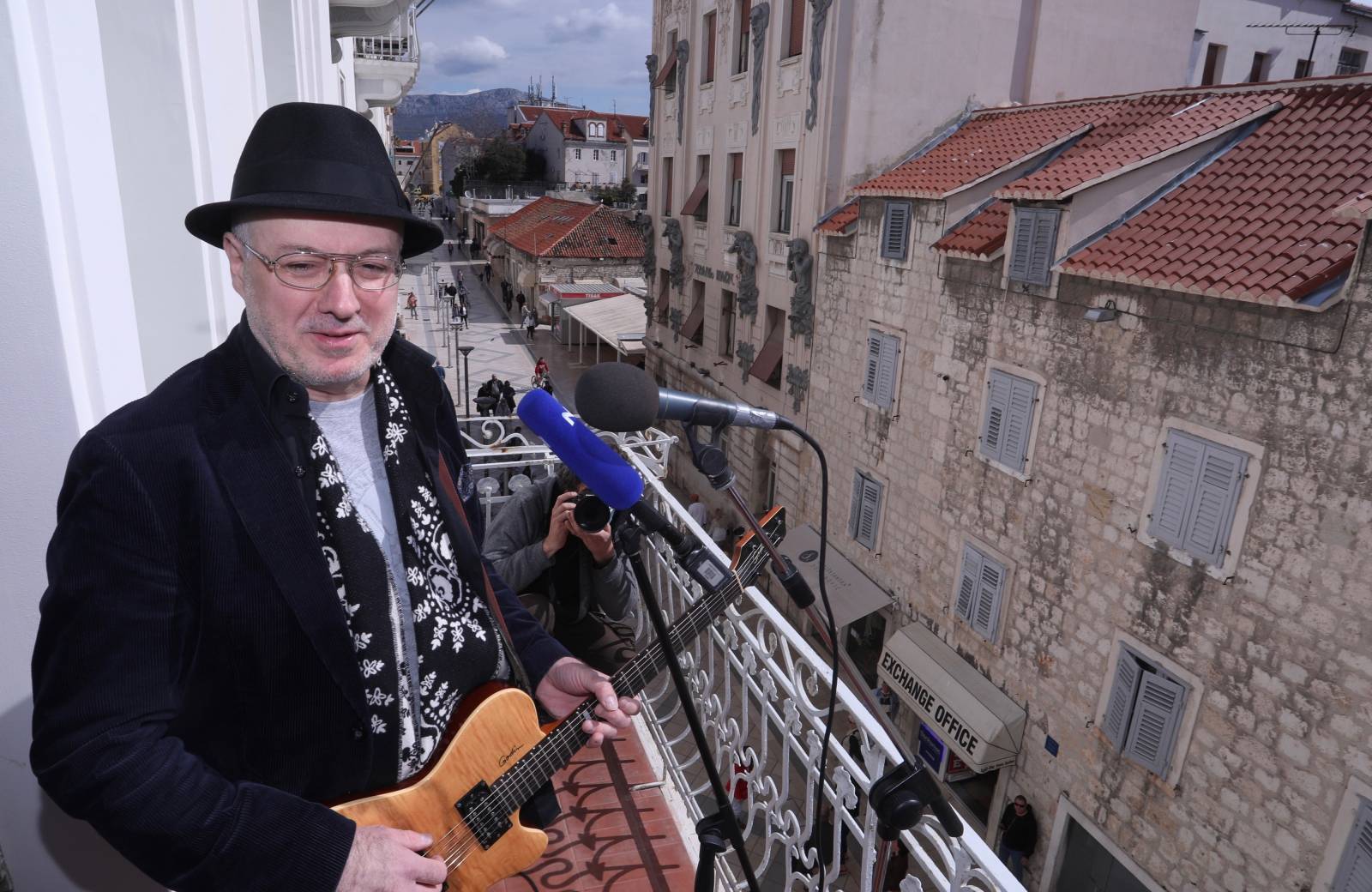 Split: Siniša Vuco nakon konferencije svirao građanima s balkona