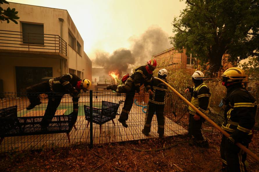Wildfire in Lege-Cap-Ferret