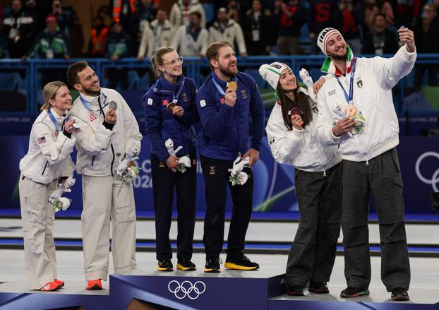 FOTO Slovenci prvi u skijaškim skokovima, brat i sestra osvojili zlato u curlingu, Shiffrin druga