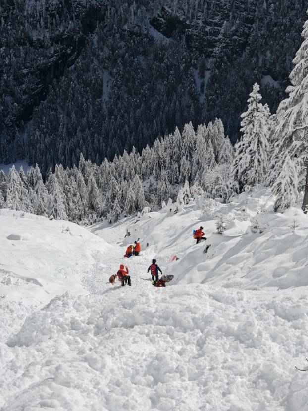 FOTO U ovoj su provaliji našli tijela tri Hrvata, spuštali se užadima, pomogao je i pas
