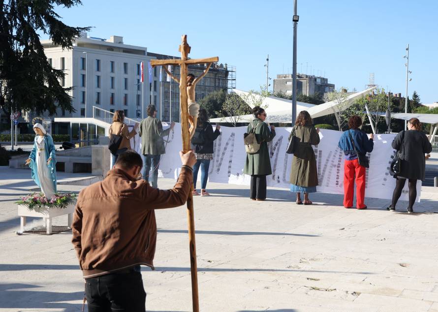 Šibenik:Muški molitelji krunice i protuprosvjednici 