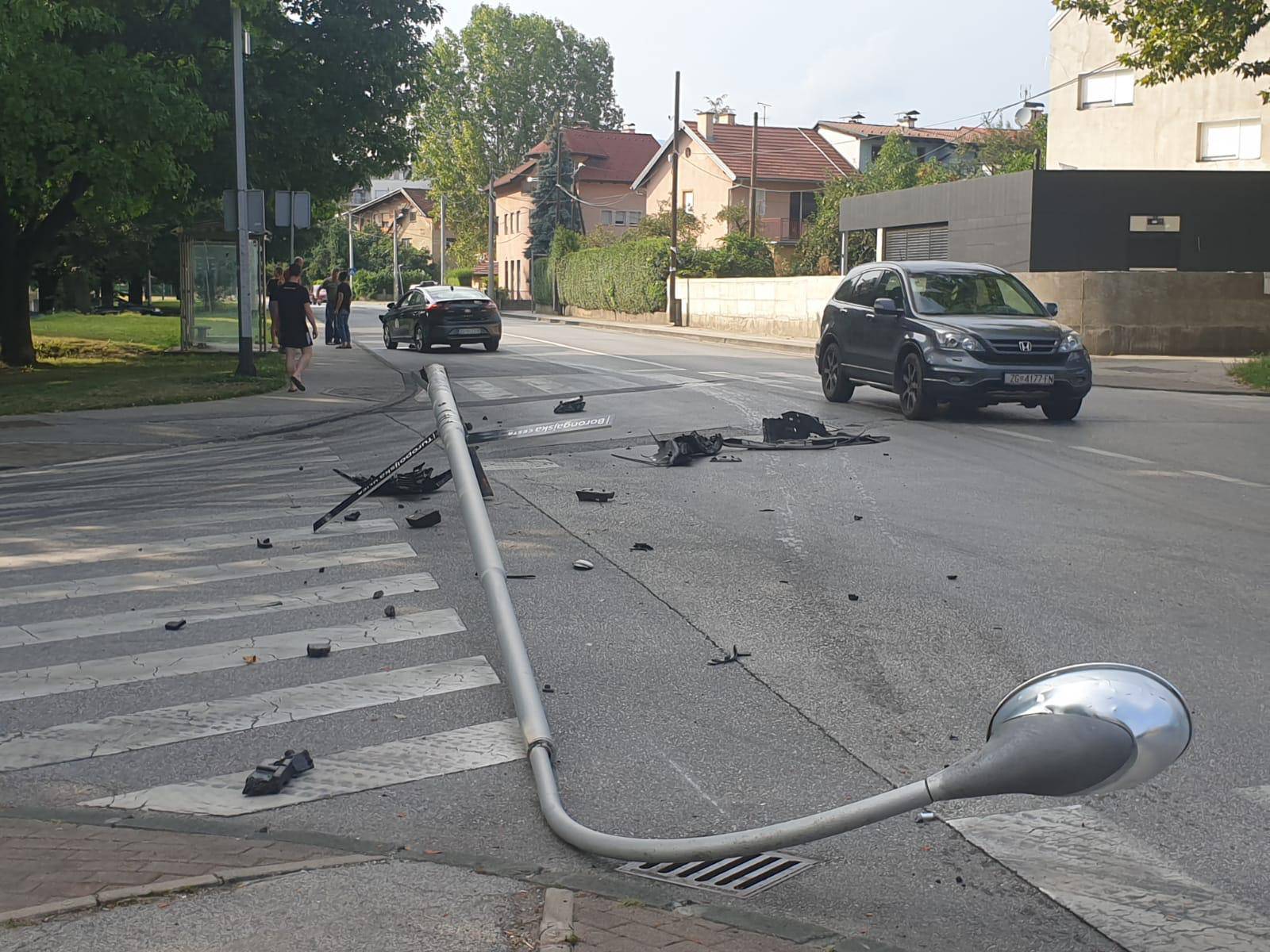 Zagreb: Autom je udario u stup