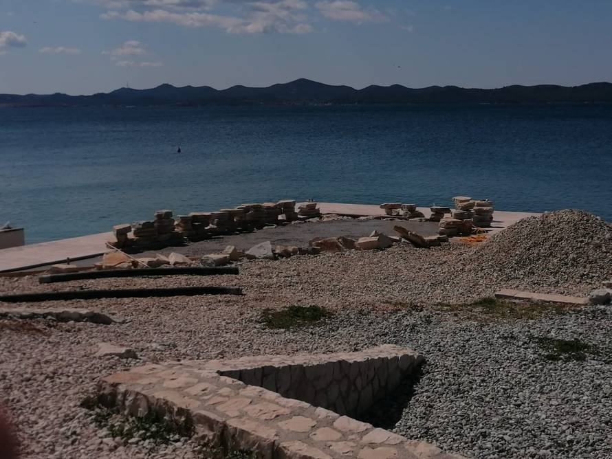 Betonirali blizu Modrićeve vile na plaži, radnici nestali, svi šute