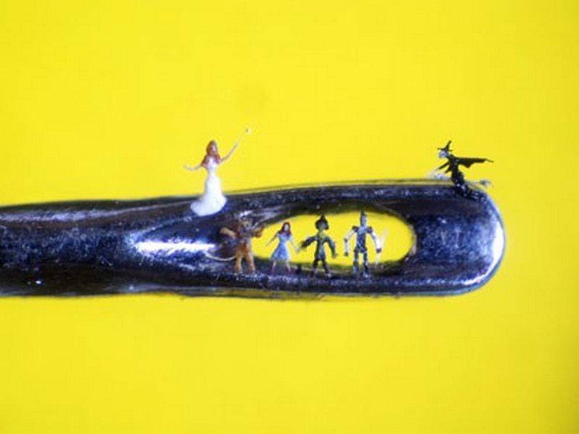 Сколько на кончике иглы. Микро скульптуры Виллард Виган. Willard Wigan миниатюры. Уиллард Уиган микроскульптуры. Micro Sculptures Willard Wigan Муха.