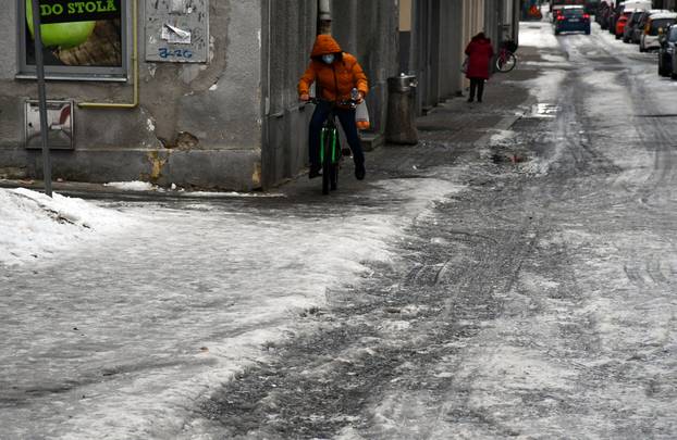 Zaleđene prometnice i javne površine Slavonskog Broda otežavaju kretanje građana