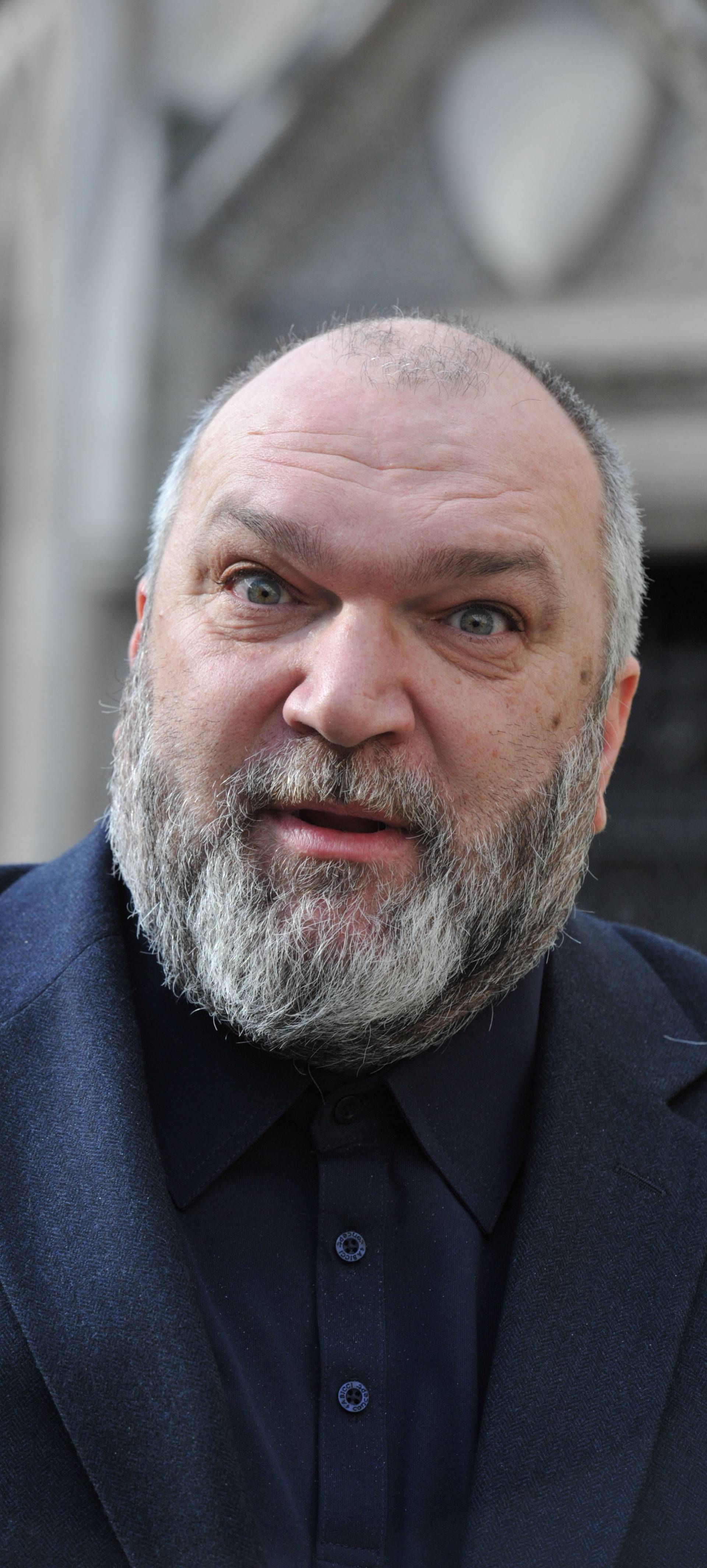 London: Bivši nogometaš Neil Ruddock prošetao gradom