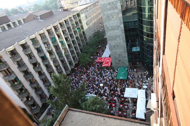 ARHIVA - 2010. Zagreb: Aktivisti za Varšavsku prosvjedovali pred sjedištem SDP-a 