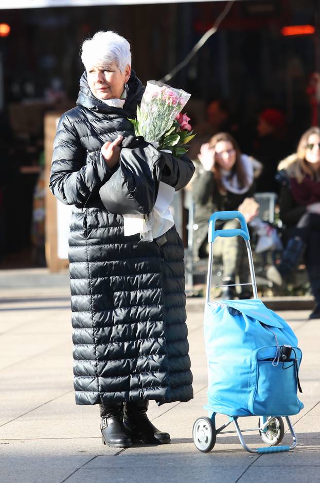Zagreb: Jadranka Kosor s buketom cvije?a prošetala gradom