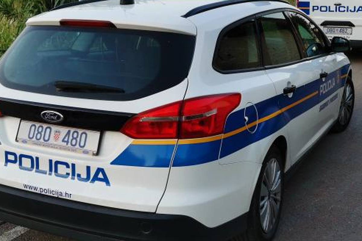 Brzo vozio i s dvoje male djece sletio s ceste kod Škabrnje