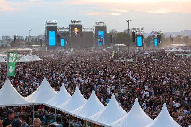 Zagreb: Obožavatelji zauzimaju mjesta unutar Hipodroma uoči početka koncerta