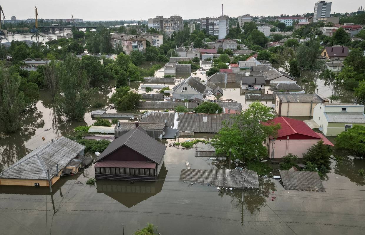Ukrajina: Trebat ćemo 5 godina za izgradnju brane; Zelenski posjetio poplavljena područja