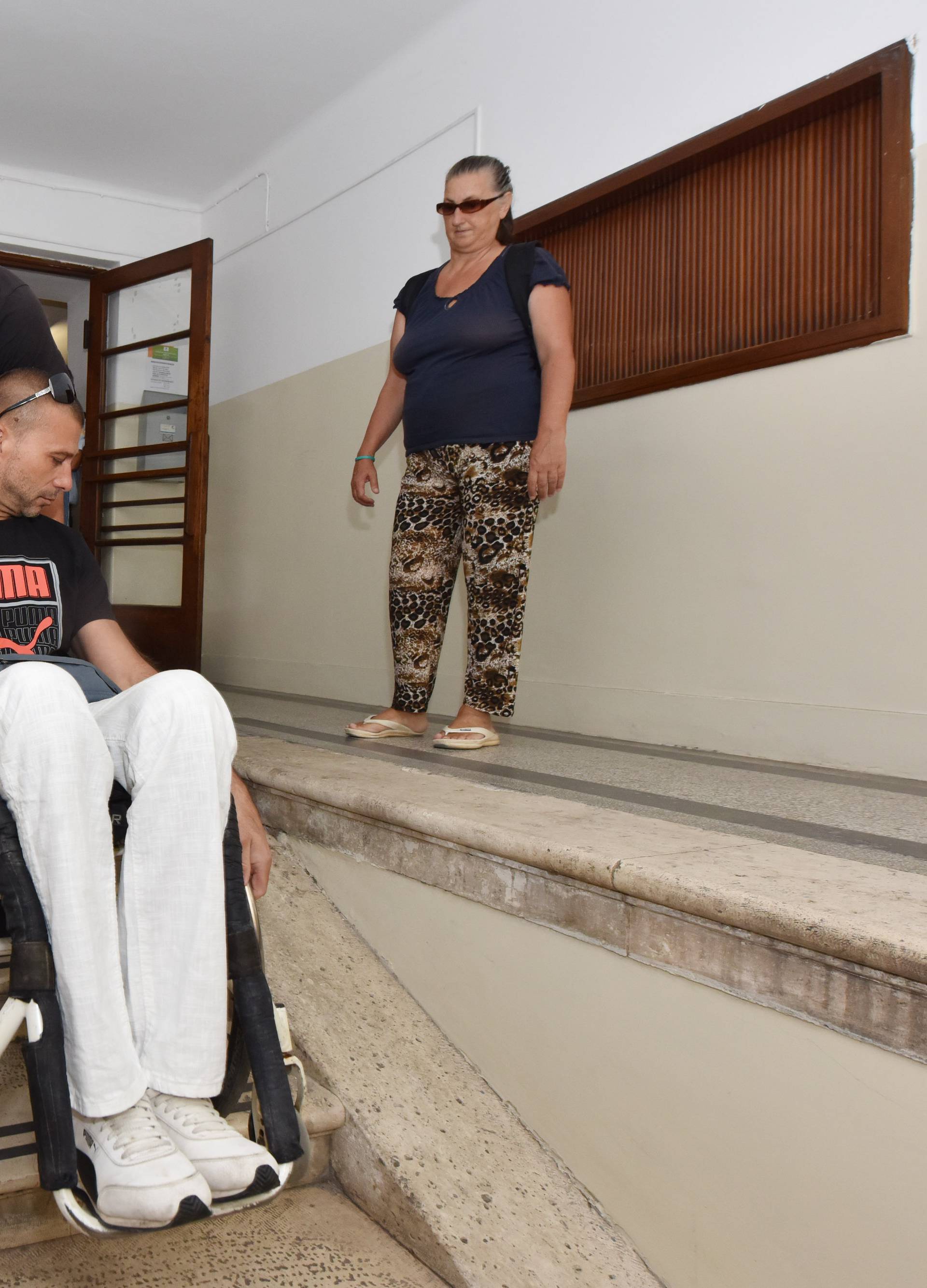 Šibenski sud bez lifta: Suborac morao nositi invalida na ročište