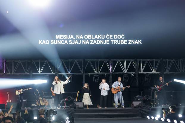 Zagreb: U Areni Zagreb održan koncert "Progledaj srcem"