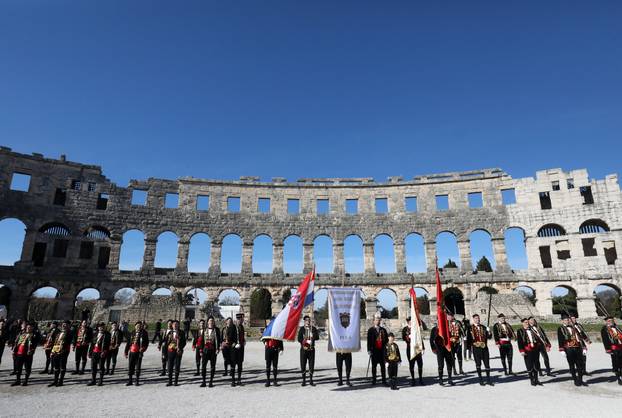 Pula: Mimohod Bokeljske mornarice u Puli