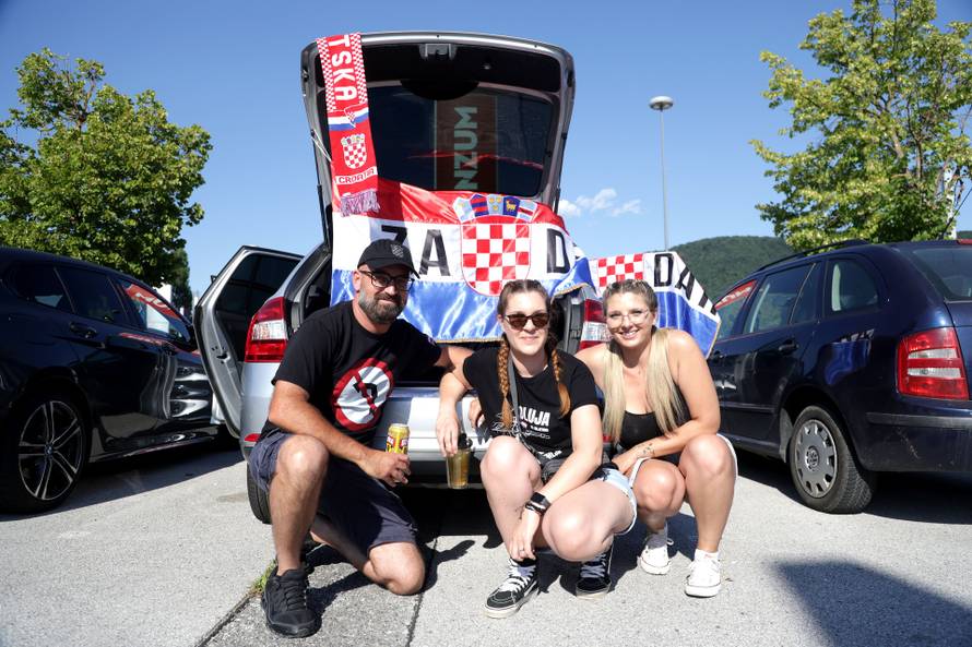 Zaprešić: Navijači se okupljaju uoči koncerta Marka Perkovića Thompsona