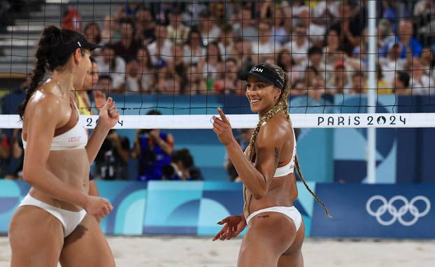 Beach Volleyball - Women's Gold Medal Match - Brazil vs Canada (Ana Patricia/Duda vs Melissa/Brandie)