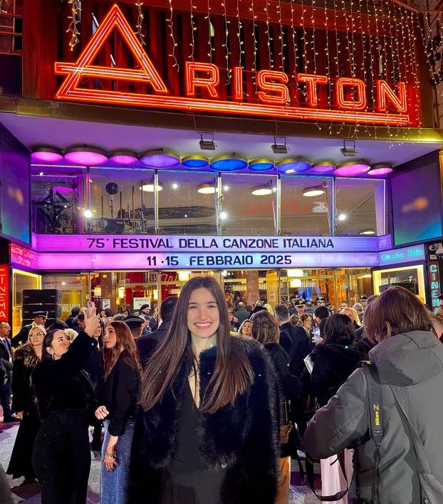 Stefania gađa kao alkar u sridu! Pogledajte ljepoticu iz Cortine