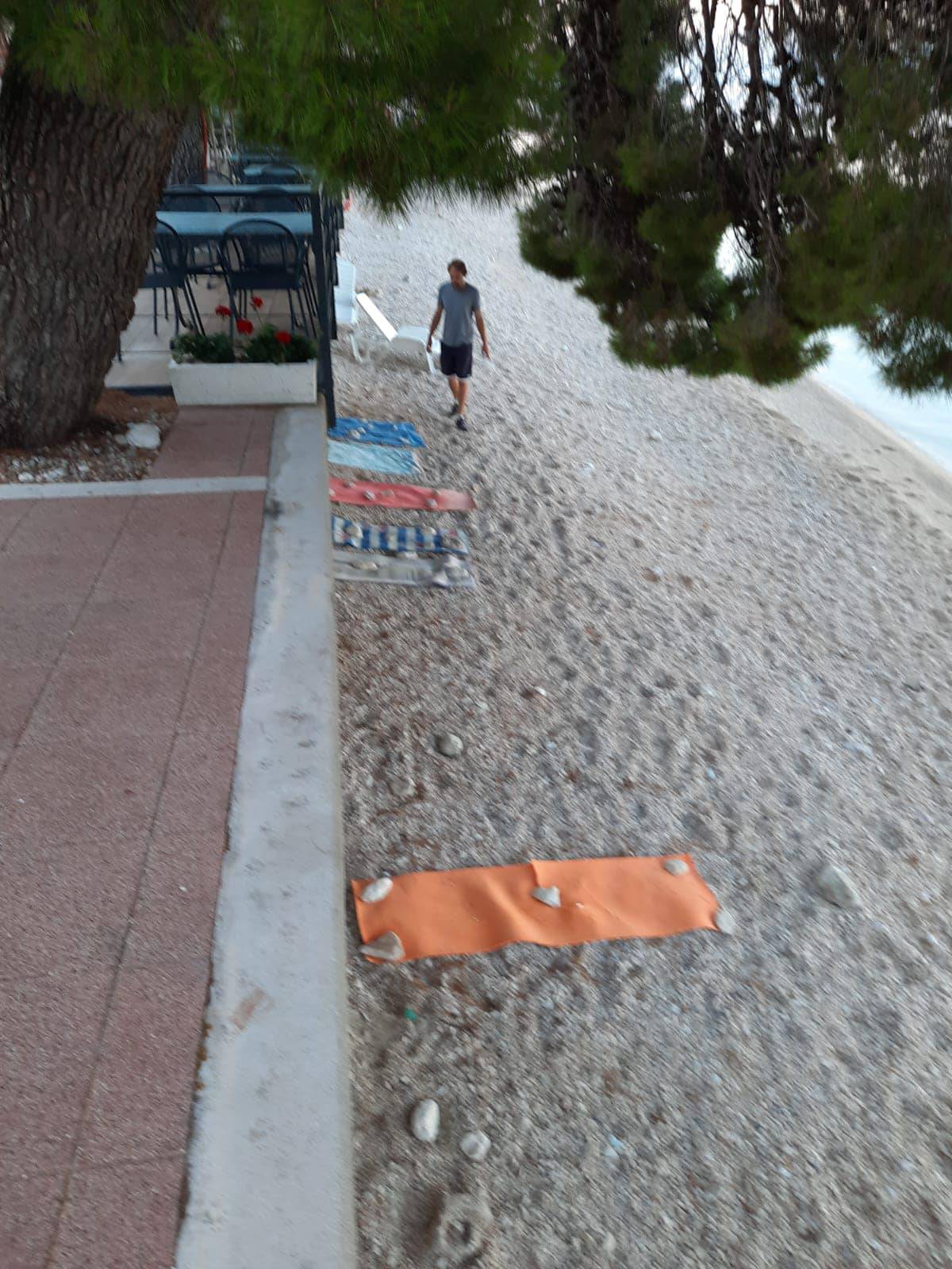 FOTO Stop rezervaciji na plaži: Općina Gradac u jutarnjoj akciji pokupila sve ručnike i rekvizite