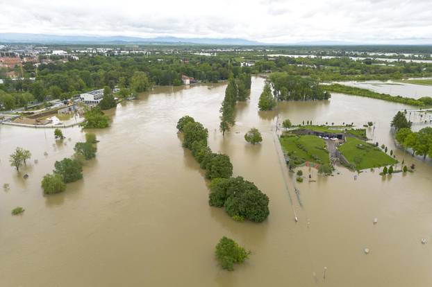 Karlovac: Pogled iz zraka na rijeku Koranu koja se izlila iz svog korita