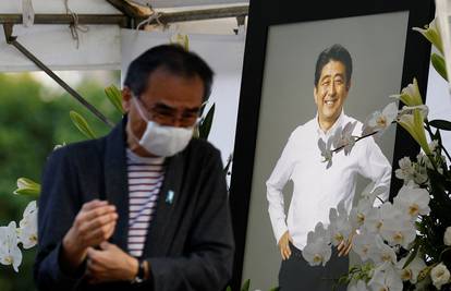 Japanci odali počast ubijenom bivšem japanskom premijeru