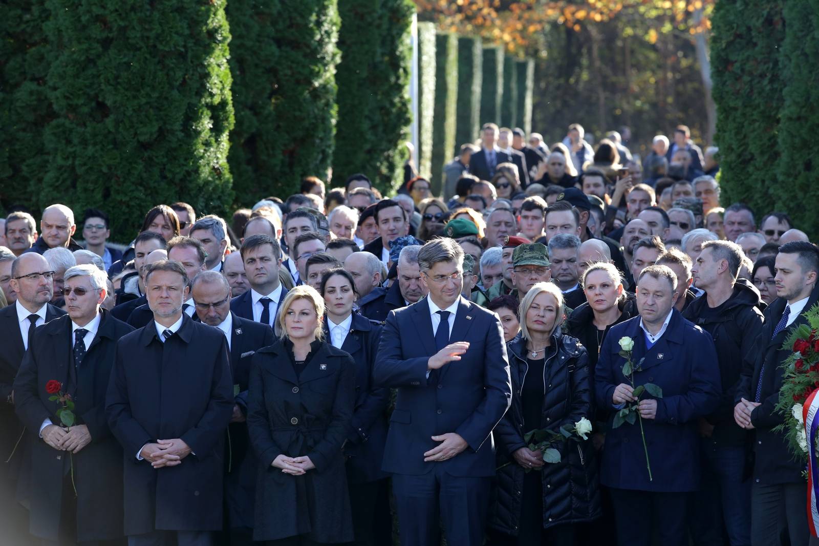 Vukovar: Brojna izaslanstva na Memorijalnom groblju položila vijence za poginule