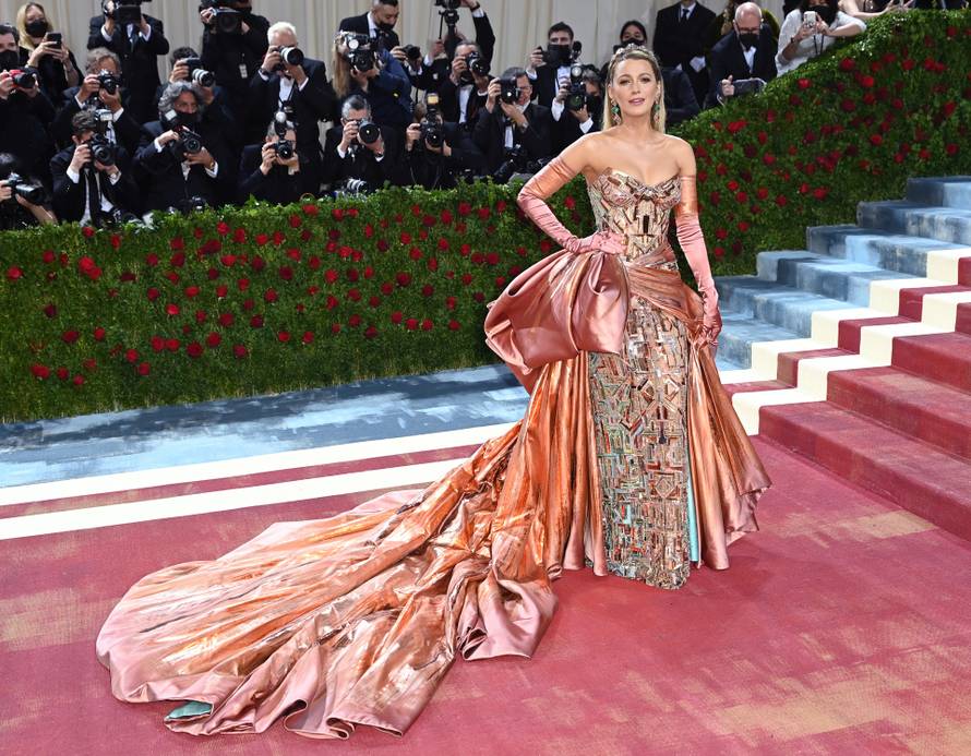 Iz brončane u tirkiznu boju: Haljina Blake Lively se potpuno transformirala na Met Gali