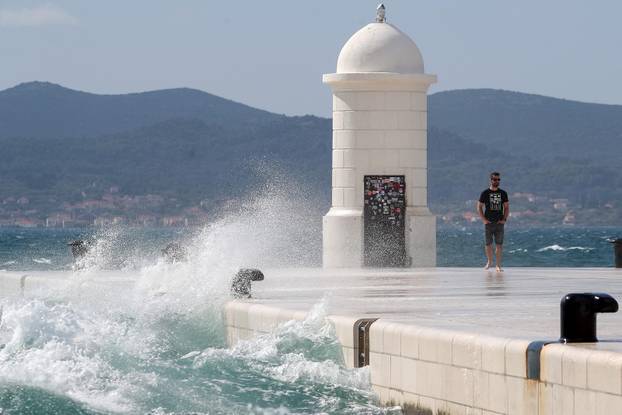 Zadar: Veliki valovi na rivi oduševili turiste 