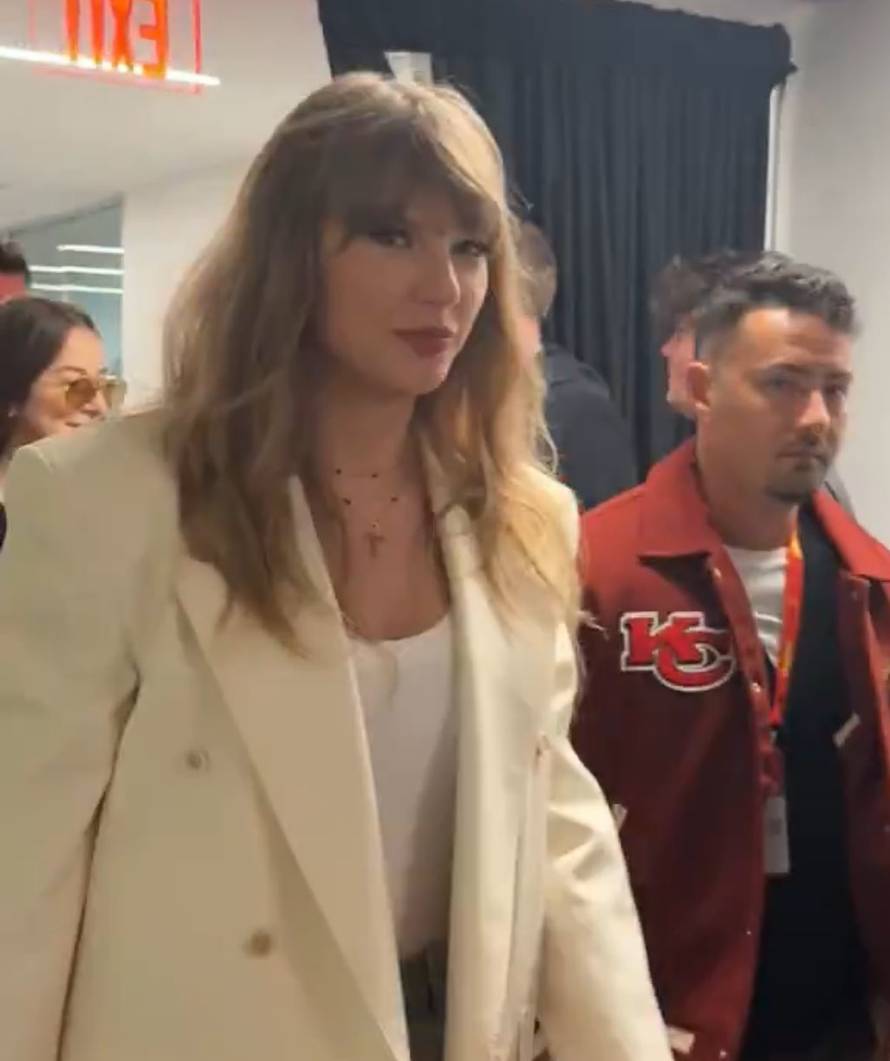 'T' za Travisa? Taylor Swift opet nosila isti lančić s dodjele Grammyja, ovaj put oko vrata