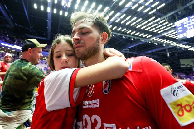 Herning: Utjehu nakon izgubljene utakmice protiv Njemačke rukometaši potražili u zagrljaju svojih obitelji