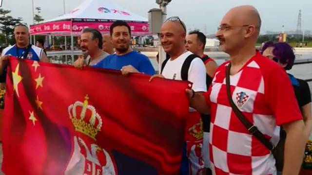 Navijač u hrvatskom dresu je gledao Srbiju: 'Iz Splita sam'