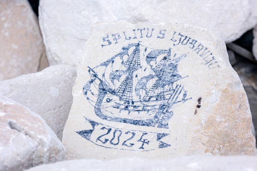 Netko je oslikao kamen uz more u čast gradu Splitu