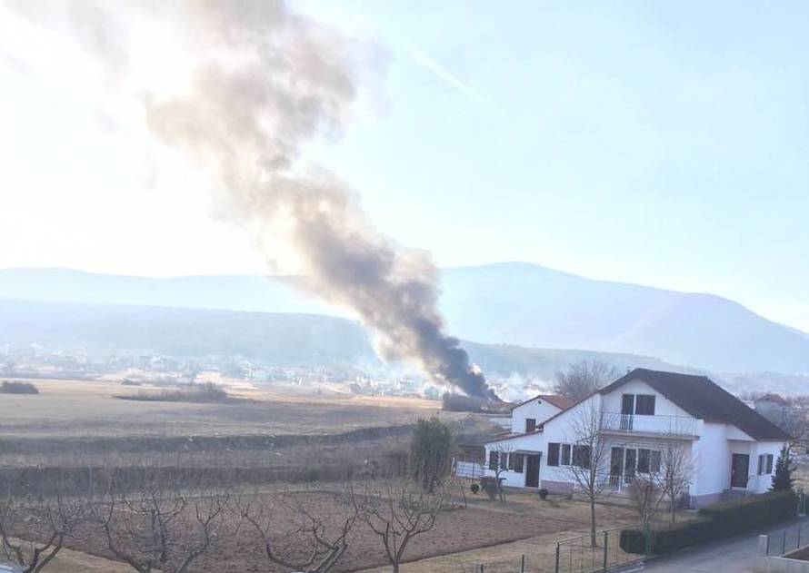 Vatra zahvatila autoservis, u njemu izgorjelo desetak auta