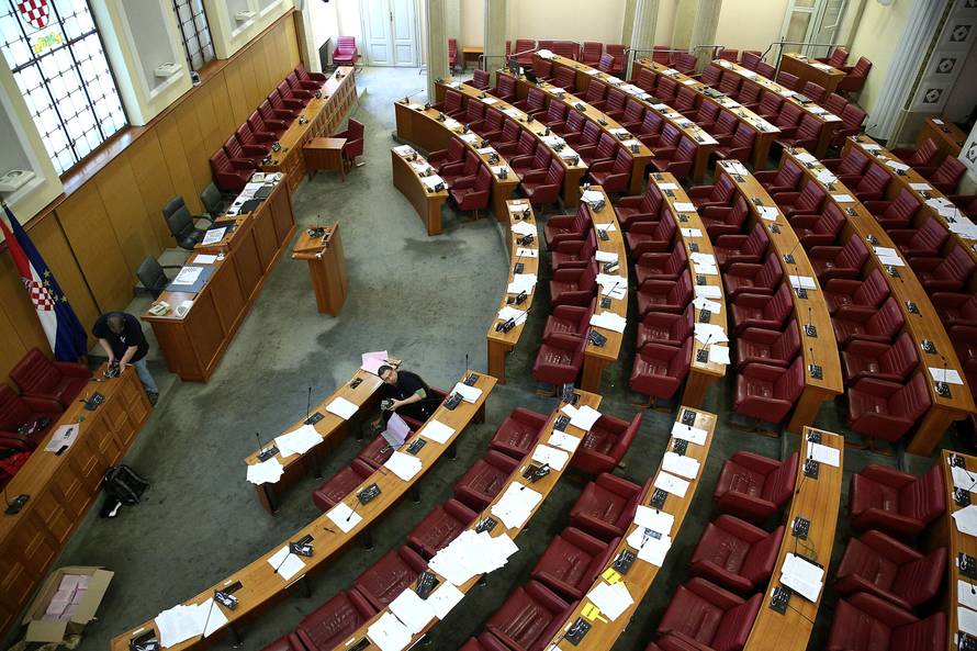 Nema replika unutar kluba, a mjesto dvije, replika 1 minutu