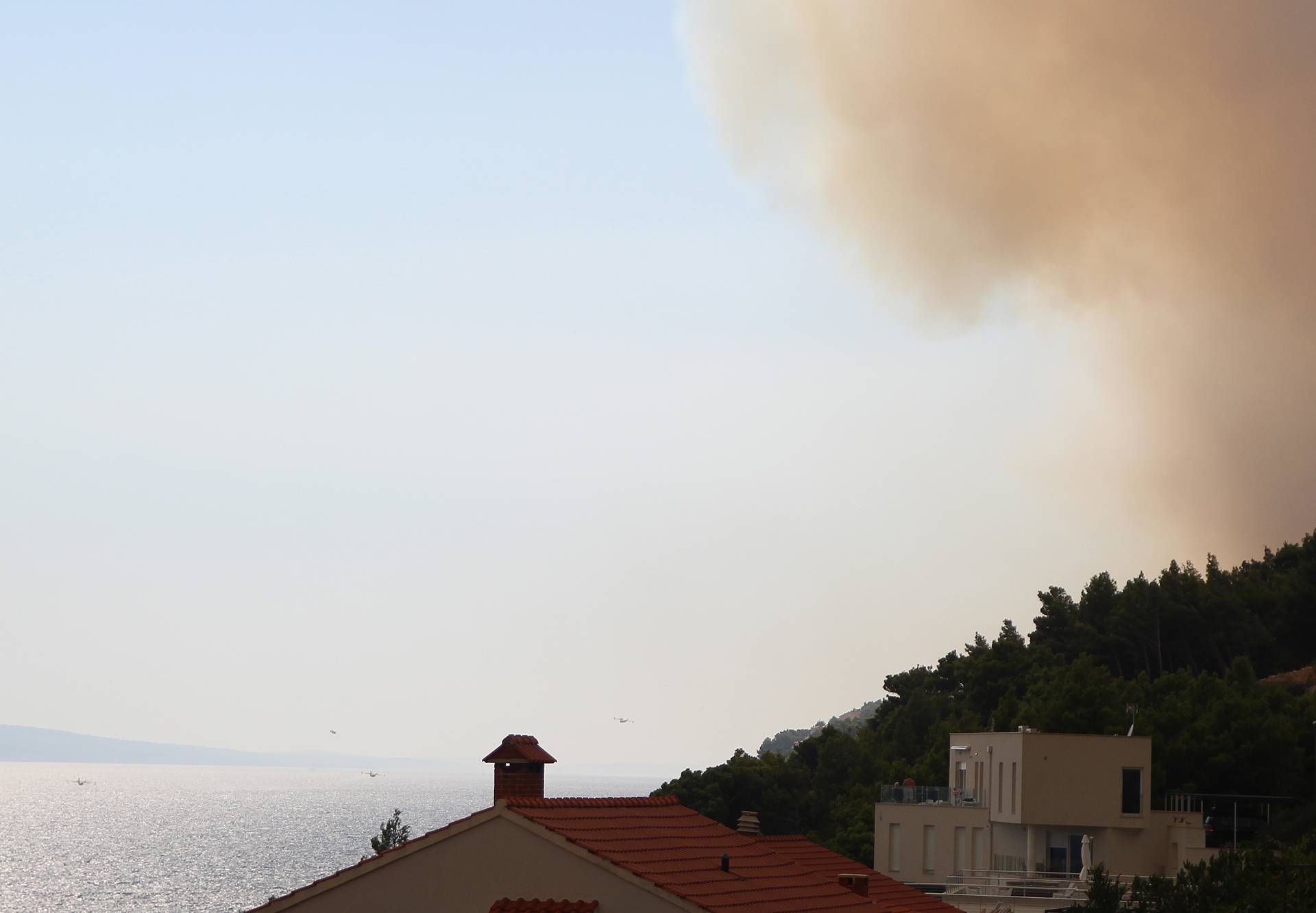 Vatra se širi: Dvije kuće skoro izgorjele, turisti spašavali aute