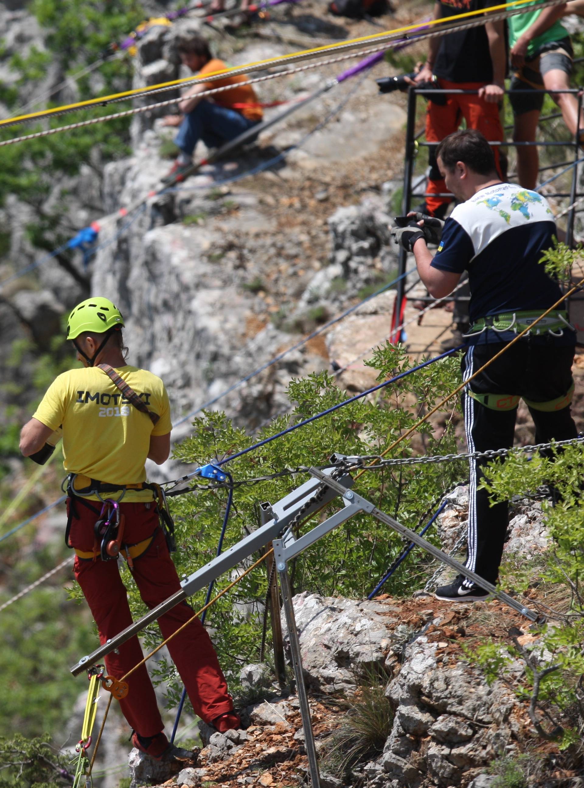 Sunovrat od 528 m: Skakali u Crveno jezero vezani užetom