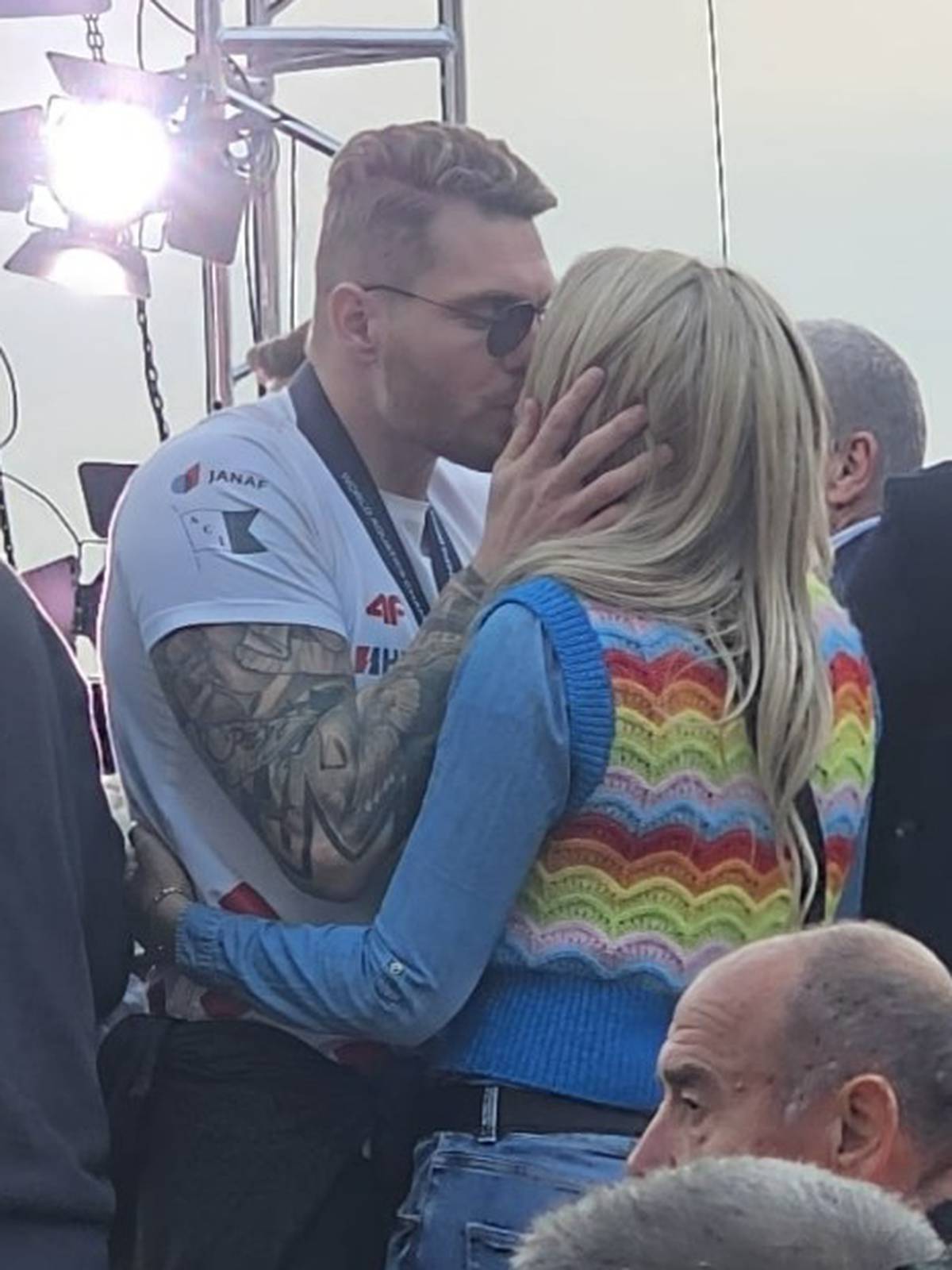FOTO Strastveni poljubac našeg vaterpolista s djevojkom: 'Ovo mu je sigurno najbolja čestitka'