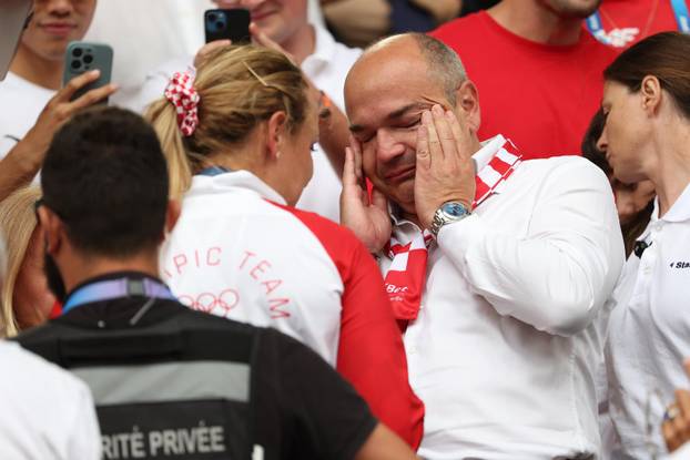 Pariz: Donna Vekić u zagrljaju tate i mame nakon osvojenog Olimpijskog srebra