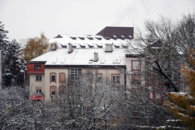Sisak se probudio prekriven snijegom