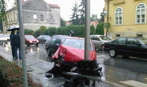 Varaždinac proklizao Fiatom i srušio semafor 