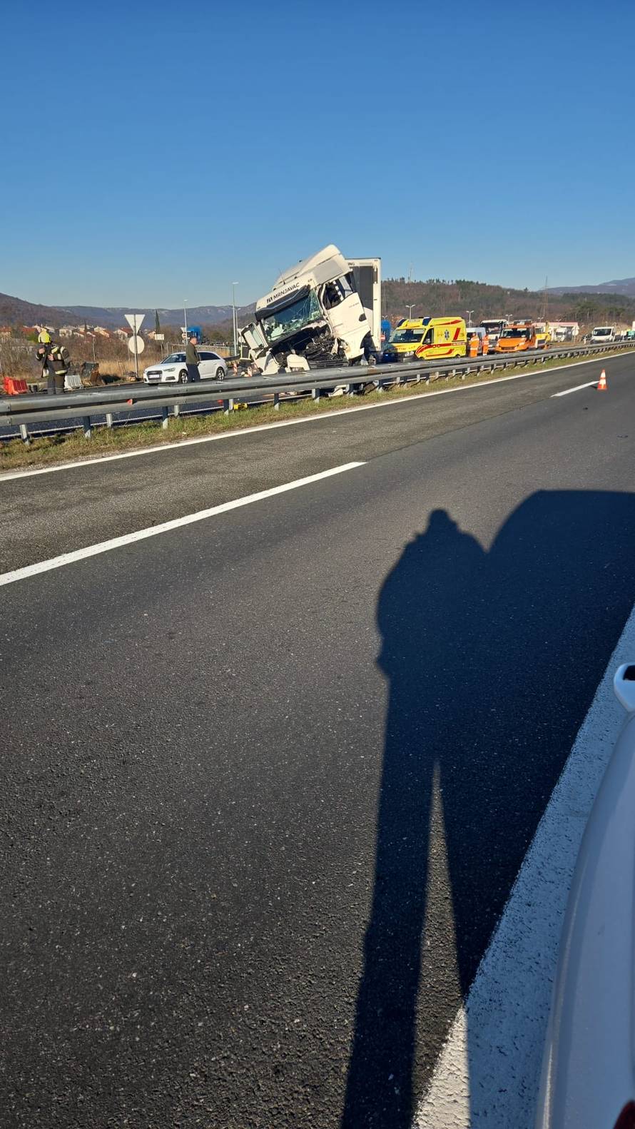 FOTO Krš i lom na A6: Sudarili se kamioni, dvoje je ozlijeđenih