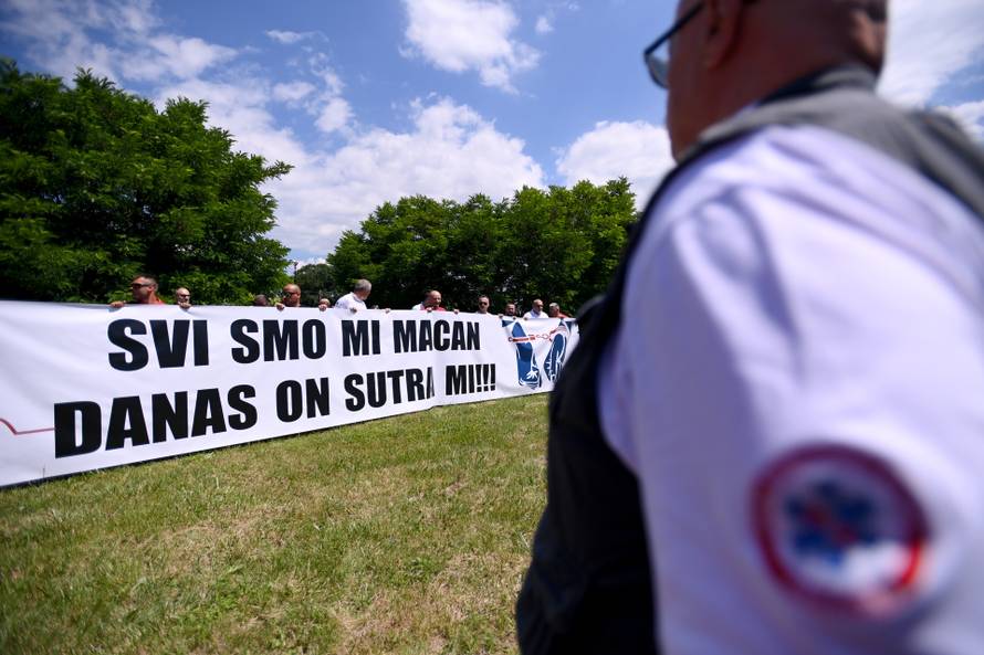 Zagreb: Prosvjed djelatnika Hitne pomoći ispred zatvora u Remetincu
