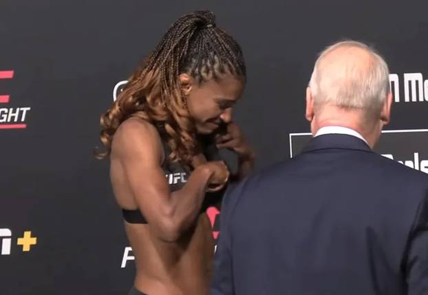 FOTO Kakav gaf! Borkinja na vaganju vadila umetke iz grudi i dala ih službeniku, njemu ispali