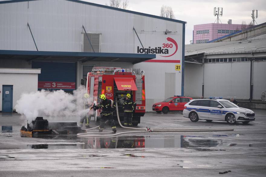 Zagreb: Vatrogasci gase požar uređaja ispred skladišta tvrtke Logistika 360 na Jankomiru