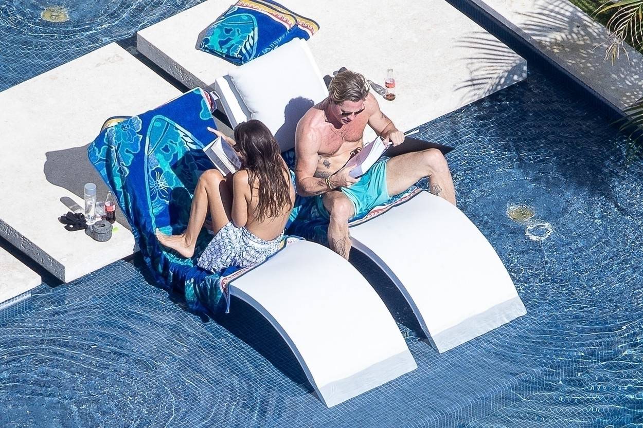 *PREMIUM-EXCLUSIVE* Brad Pitt seems to be getting VERY serious with his new girlfriend Ines de Ramon as the hot new couple are seen enjoying some time under the sun together in Cabo.