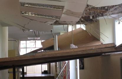 Urušio se strop u zgradi škole na Korčuli, a roditelji nisu znali